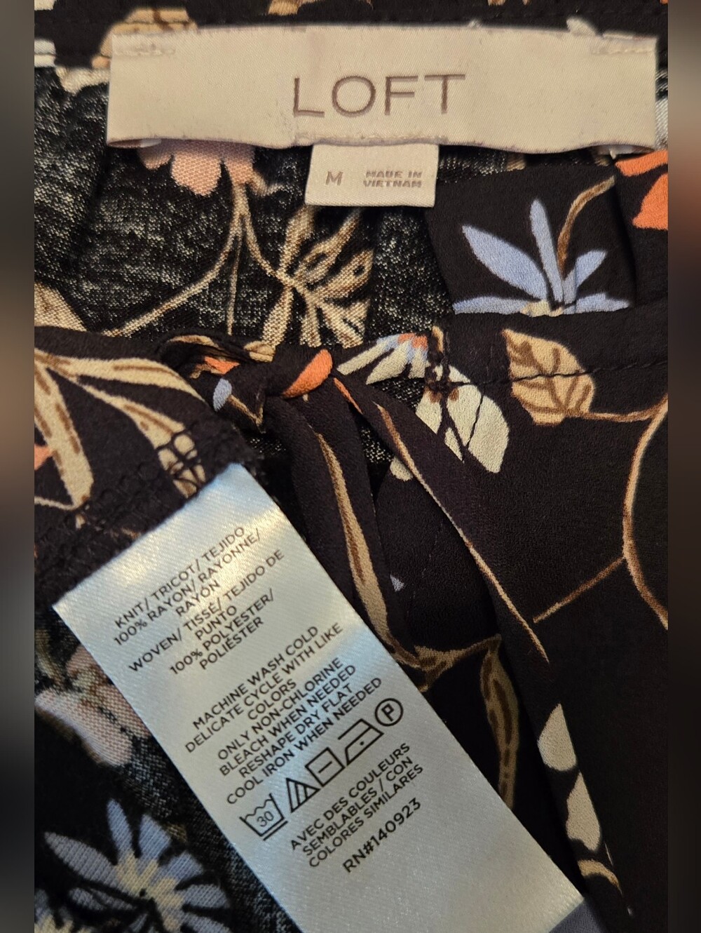 LOFT Black &  Floral Tie-Neck Short Sleeve Blouse Size M - Picture 13 of 14